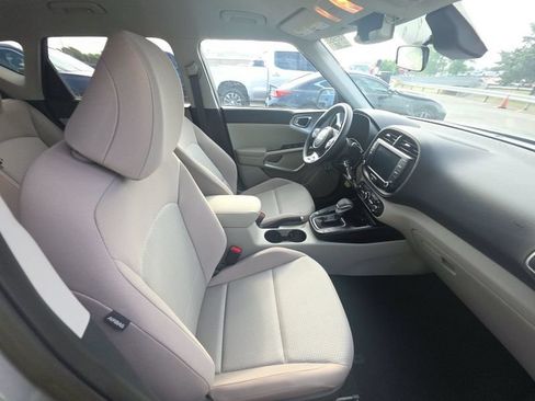 Used 2023 Kia Soul LX FWD image 30