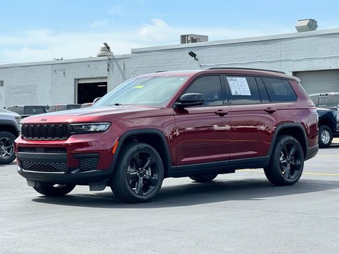 Used 2023 Jeep Grand Cherokee L Laredo image 3