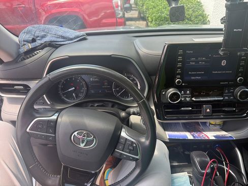 Used 2021 Toyota Highlander XLE FWD image 5