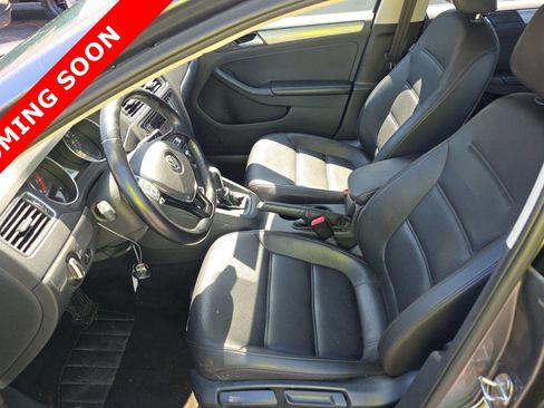 Used 2017 Volkswagen Jetta SE FWD image 6