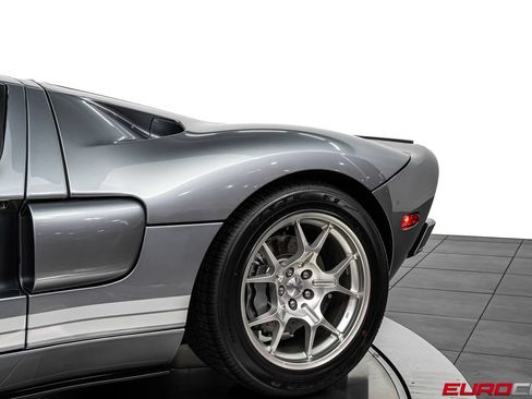 Used 2006 Ford GT RWD image 17