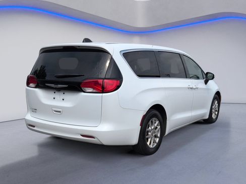 Used 2023 Chrysler Voyager LX FWD image 3