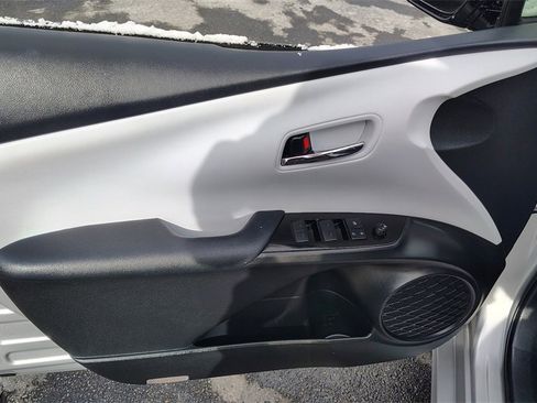 Used 2020 Toyota Prius XLE image 8