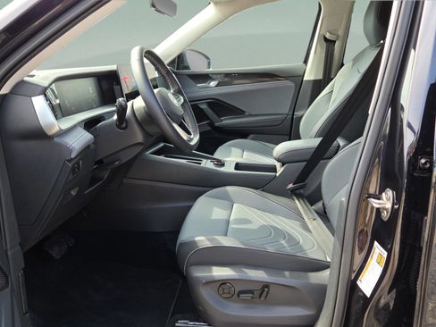 Used 2025 Volkswagen Tiguan SE image 28