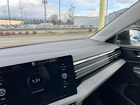 Used 2025 Volkswagen Jetta SE image 36