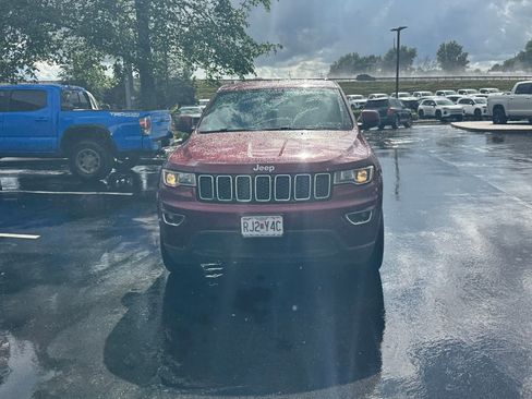 Used 2019 Jeep Grand Cherokee Laredo w/ Laredo X Package AWD/4WD image 3