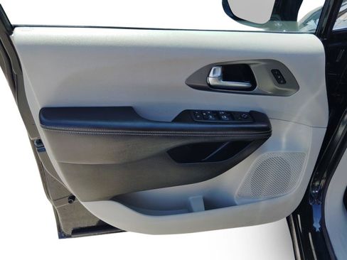 Used 2022 Chrysler Pacifica Touring-L FWD image 11