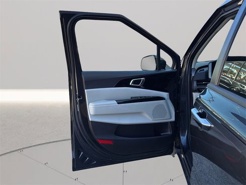 Used 2024 Kia Carnival EX image 11