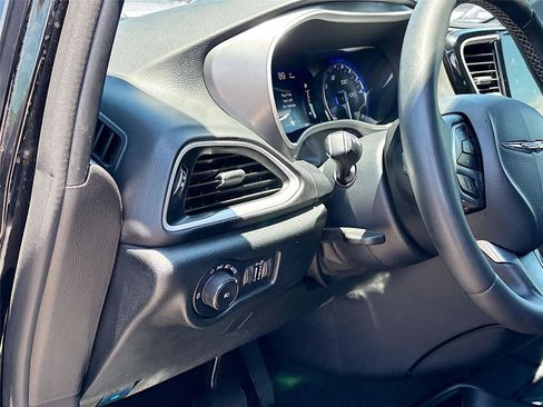 Used 2025 Chrysler Pacifica Select FWD image 10