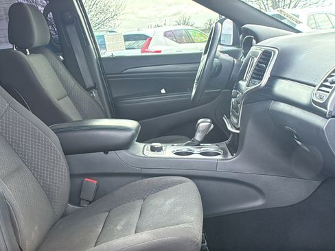 Used 2019 Jeep Grand Cherokee Laredo image 13