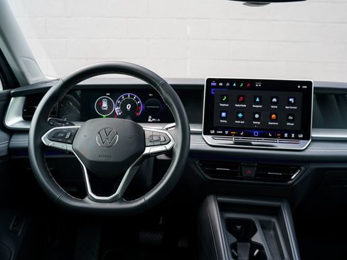 Used 2025 Volkswagen Tiguan SE w/ Panoramic Sunroof Package AWD/4WD image 22