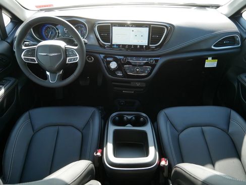 New 2026 Chrysler Pacifica Select FWD image 8