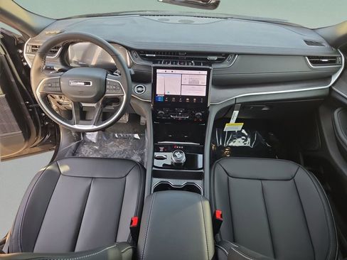New 2025 Jeep Grand Cherokee Limited RWD image 18