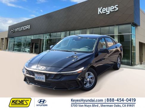 Certified 2025 Hyundai Elantra SE FWD image 1