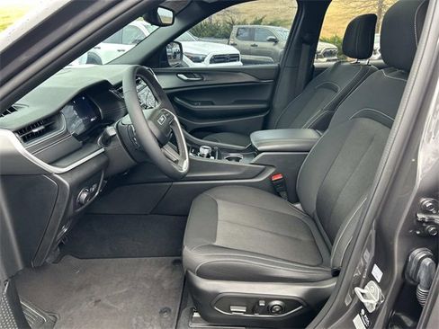 Used 2024 Jeep Grand Cherokee Laredo X image 21