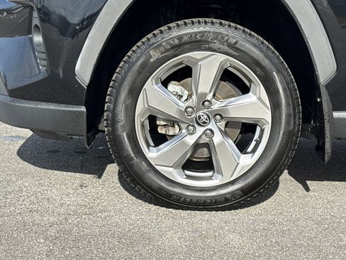 Used 2021 Toyota RAV4 XLE Premium image 13