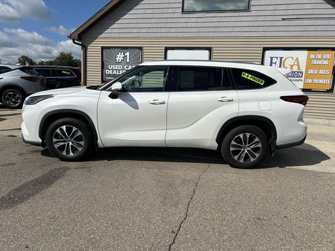 Used 2021 Toyota Highlander XLE AWD/4WD image 8