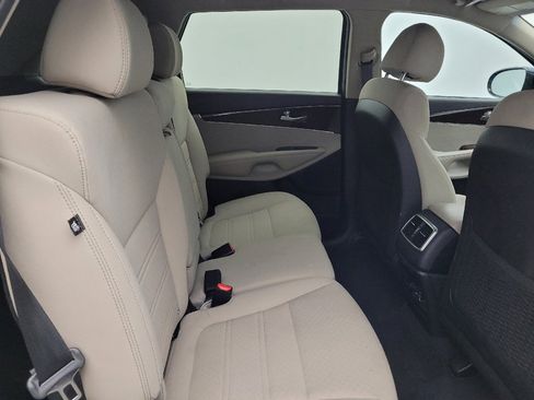 Used 2018 Kia Sorento FWD image 19