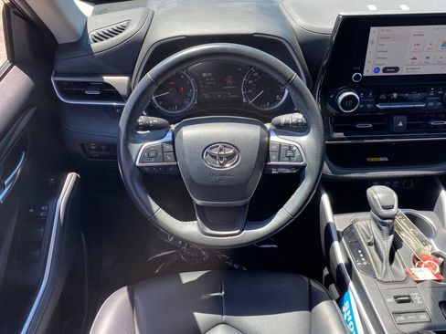 Used 2023 Toyota Highlander XLE AWD/4WD image 11