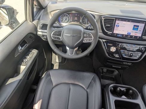 Used 2025 Chrysler Pacifica Select FWD image 16