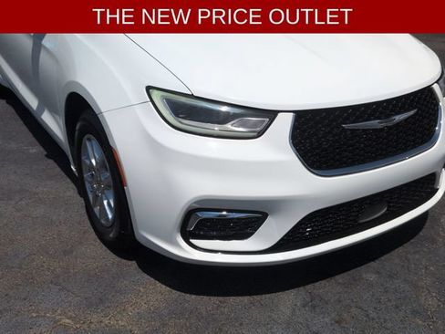 Used 2023 Chrysler Pacifica Touring-L FWD image 8