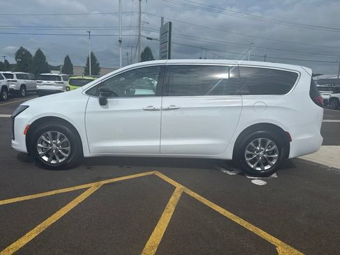 New 2027 Chrysler Pacifica Select AWD/4WD image 4