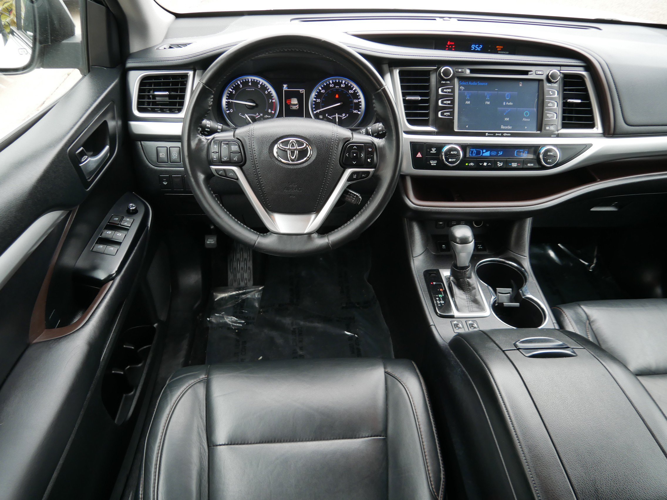 Used 2018 Toyota Highlander XLE w/ Carpet Mat Package (TMS) AWD/4WD image 9