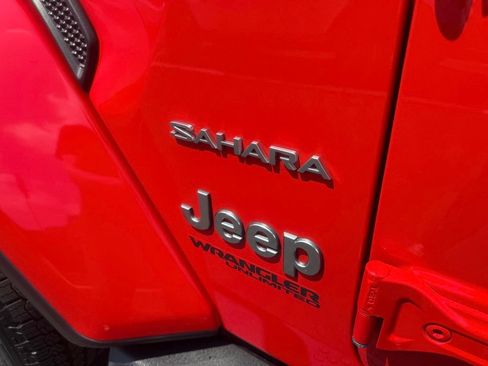 Used 2020 Jeep Wrangler Unlimited Sahara w/ Dual Top Group AWD/4WD image 12