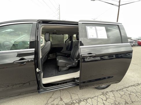 Used 2024 Chrysler Pacifica Touring-L image 28