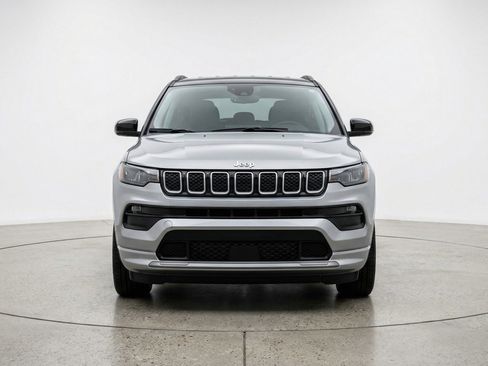 Used 2025 Jeep Compass Latitude AWD/4WD image 2
