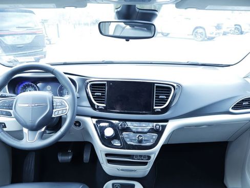 Certified 2023 Chrysler Pacifica Touring-L FWD image 20