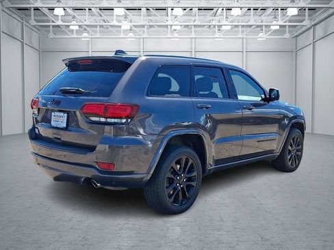 Used 2018 Jeep Grand Cherokee Altitude AWD/4WD image 5