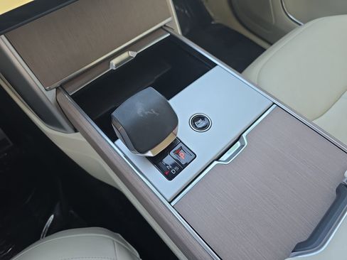 Used 2025 Land Rover Range Rover SE image 25