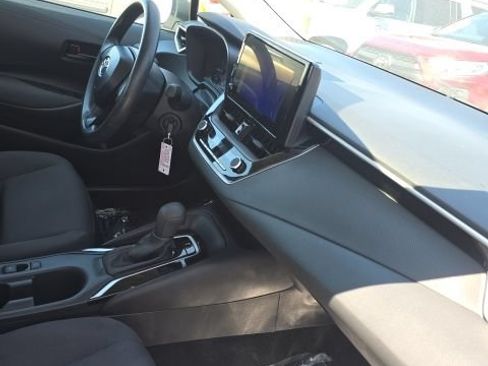 Used 2025 Toyota Corolla LE FWD image 29