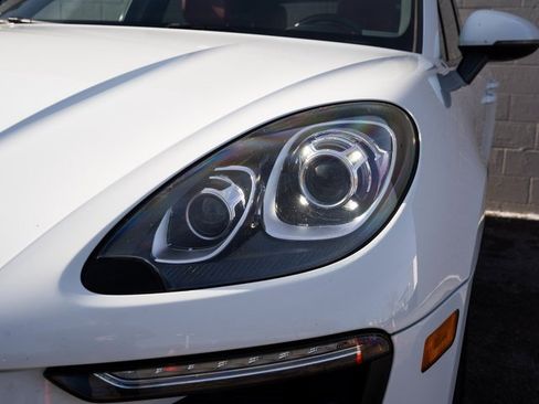 Certified 2018 Porsche Macan image 10