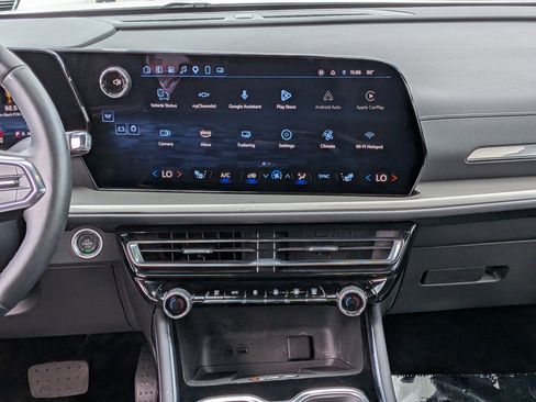 Used 2025 Chevrolet Traverse LT FWD image 20
