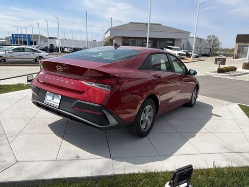 New 2026 Hyundai Elantra SE FWD image 5
