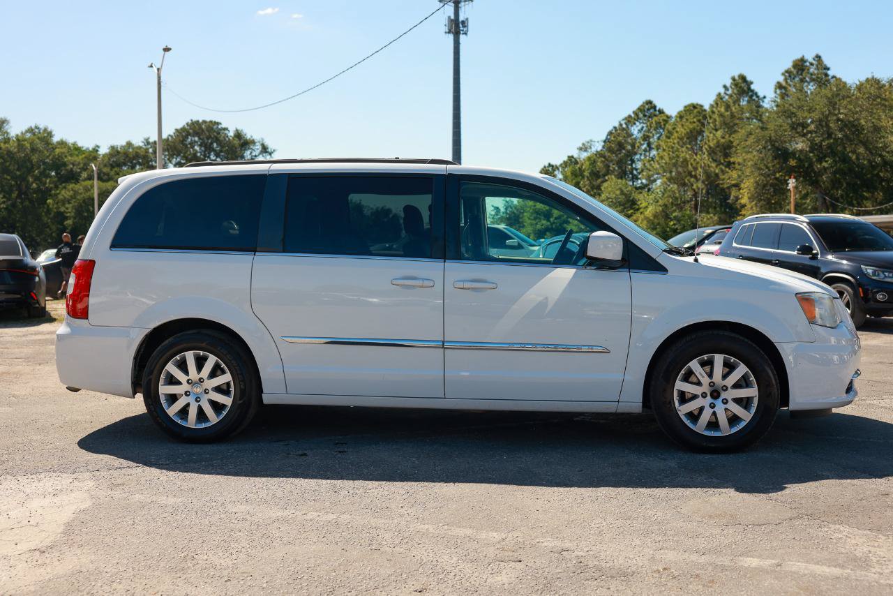 Used 2015 Chrysler Town & Country Touring FWD image 13