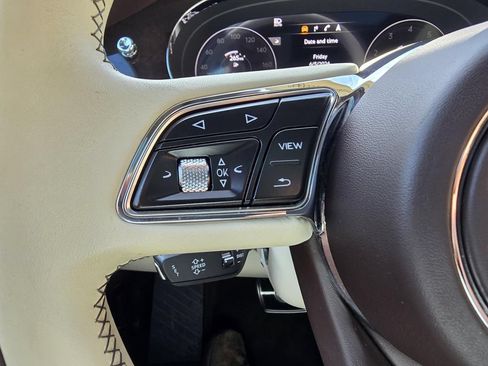 Used 2022 Bentley Bentayga AWD/4WD image 24