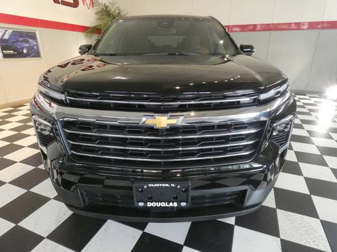 Used 2025 Chevrolet Traverse LT image 2