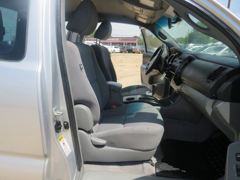 Used 2011 Toyota Tacoma PreRunner image 18