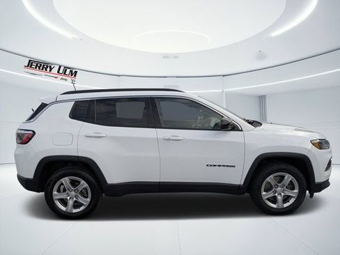 Used 2024 Jeep Compass Latitude AWD/4WD image 2