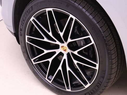 Used 2025 Porsche Macan image 22