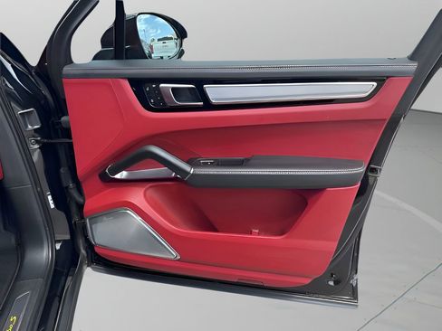 Used 2023 Porsche Cayenne Turbo S image 17