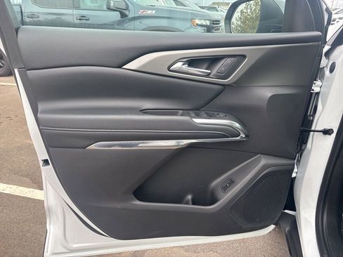 Used 2025 Chevrolet Traverse LT w/ Sun and Wheel Package image 16