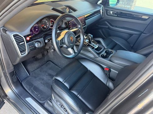 Used 2023 Porsche Cayenne Platinum Edition image 2