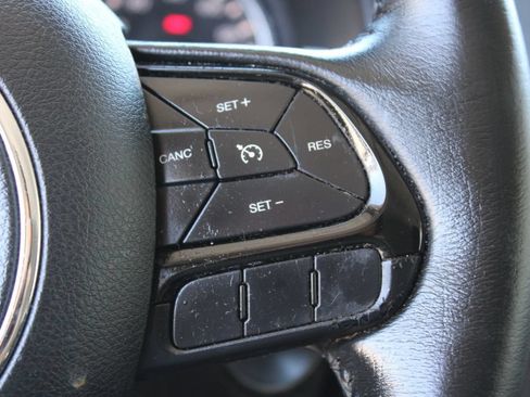 Used 2018 Jeep Renegade Altitude FWD image 23