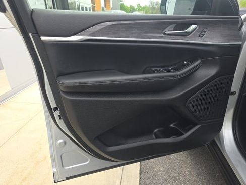 Certified 2025 Jeep Grand Cherokee L Limited w/ Black Appearance Package image 10