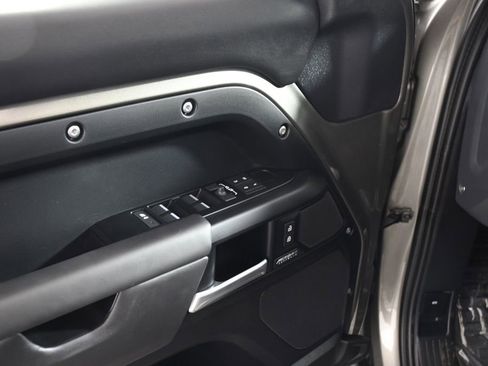 Used 2025 Land Rover Defender 130 X-Dynamic SE image 15
