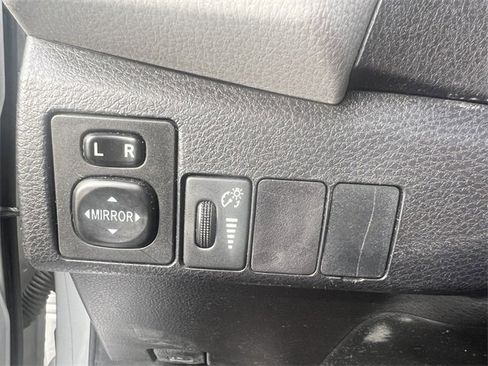 Used 2016 Toyota Corolla LE image 29